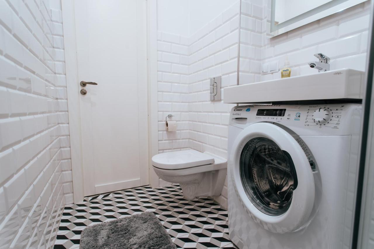 Stylish Latvian-Style Studio Apartment Near City Center, Parks, Cafes & Public Transit Riga Exterior photo